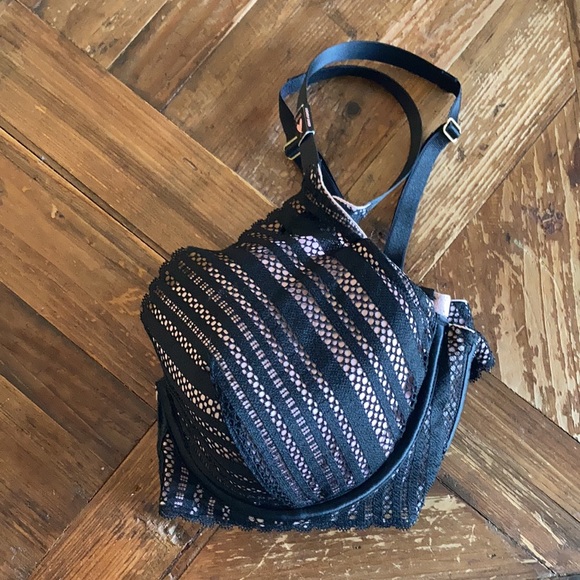 Victoria’s Secret 36DD Plunge Bra - Picture 2 of 4